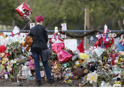 槍擊案之後，斯通曼．道格拉斯高中學生悼念遇難者。