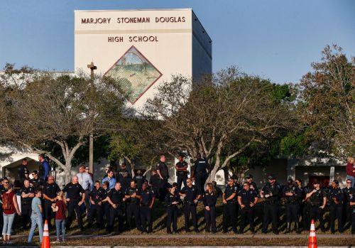 警察在斯通曼・道格拉斯高中门外。