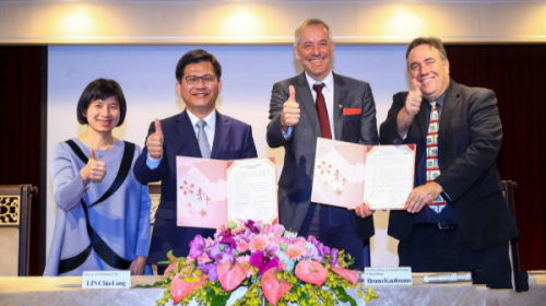 臺中市長林佳龍（左二）與全球論壇聯盟簽署備忘錄。