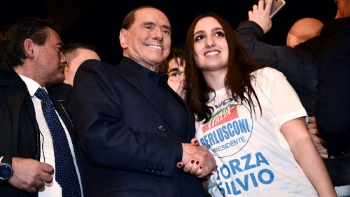 2018年2月25日，貝盧斯科尼米蘭競選集會結束時與一名支持者合影。