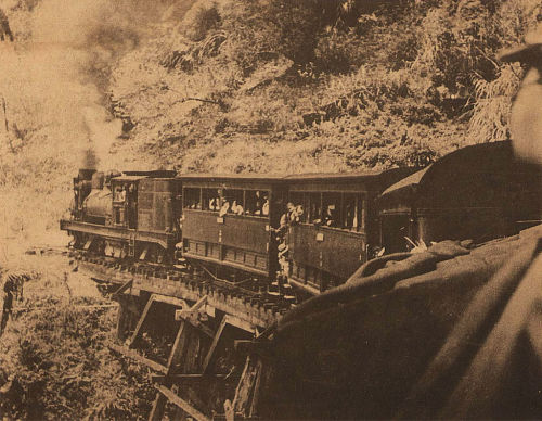 日治時代興建的阿里山火車老照片。(圖片來源：維基百科)