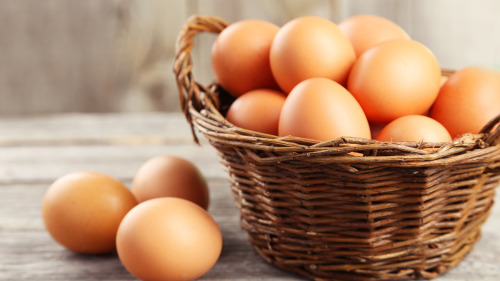 鸡蛋含有丰富的B族维生素，营养价值高。