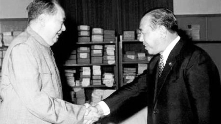 毛泽东接见日本前首相田中角荣。