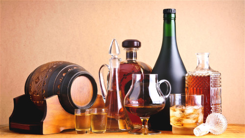 酒槽鼻多见于中年人，平时应忌酒、辛辣等刺激物。