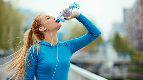 晨练之前，可以喝一杯水，帮助血液稀释，有效预防血栓。