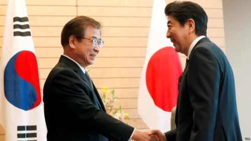 日本首相安倍晋三（右）在东京会晤到访的韩国国家情报院长徐薰。（2018年3月13日）