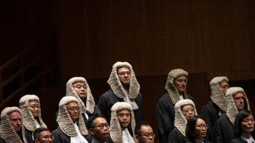 上月有建制派议员提出，要求审查两名外籍法官的任命，并要求召开公听会，其间曾评论称“中国人不可有外国法官”。