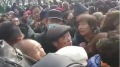 六旬老者上訪被拒政府門前絕望割腕自殺(圖)