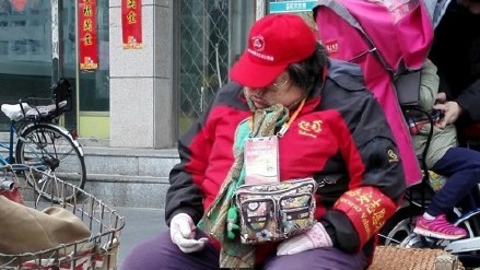 每年两会期间，北京街头都有一批由东城区、西城区的大妈组成的“观察哨”。