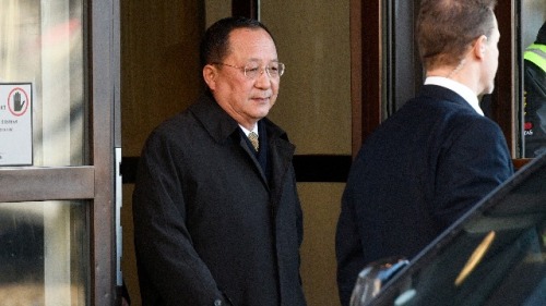 2018年3月16日，朝鲜外交部长李勇浩（左）离开瑞典斯德哥尔摩市中心瑞典政府大楼。