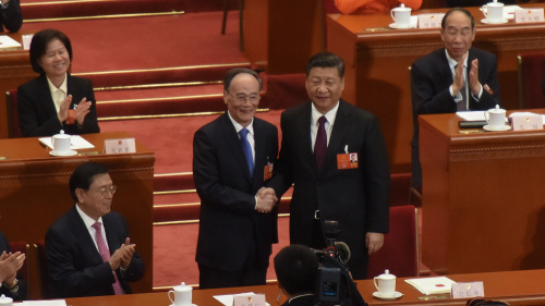 王岐山“当选”中共国家副主席，与习握手喜形于色。