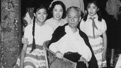 刘亭亭是王光美的女儿，刘少奇的第八个孩子。她的童年和少年在中南海度过，“文革”中亲历了严酷的政治斗争。