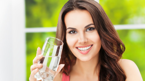 晚睡前和晨起后喝杯白开水，可防止血栓形成。