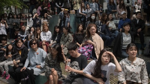 2017年5月2日，韓國年輕人在聽取總統候選人瀋相奵在首爾的競選演講。