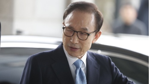 2018年3月14日，韩国前总统李明博到首尔中心地区检察院接受询问。