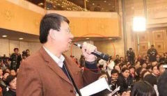 當真的記者參加不是真的記者會(圖)
