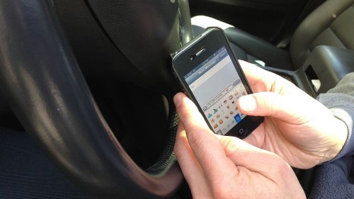 Cambridge Mobile Telematics公司發表報告，近年1/4車禍都是因為司機在事發時使用手機而導致，半數以上的車禍是因為駕駛分心導致。