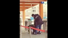 北京保安噴辣椒水傷自己哀嚎後險暈倒(圖)