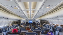 華人回國料理父親後事被帶下飛機遭遣返(組圖)