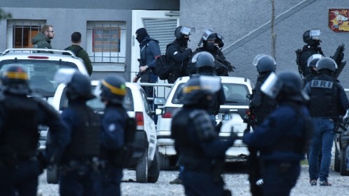 2018年3月23日，法国警察部队抵达法国西南部卡尔卡松的事发地点。