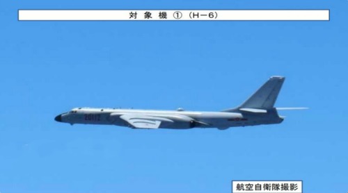 中國軍機23日飛越宮古海峽，日本戰機緊急起飛因應。