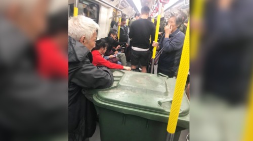 22日香港网络上热传一张照片，照片中一名满头白发的老翁推着高及胸口的巨型垃圾桶，乘搭地铁。
