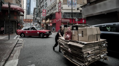 大街小巷中推着装满纸皮手推车的老人，已经成为香港的一道“光景”