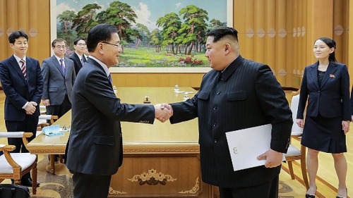 2018年3月5日，韓國高級國家安全顧問鄭義榮與朝鮮領導人金正恩會面。
