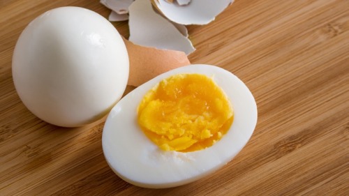 煮蛋不破壳的技巧就是：用室温水泡鸡蛋半小时。