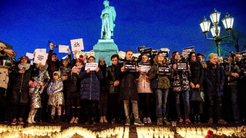俄羅斯西伯利亞城市克麥羅沃民眾悼念大火中喪生的人們。
