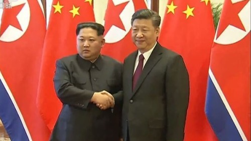 朝中社報導，中國國家主席習近平（右）接受朝鮮領導人金正恩（左）邀請，將擇期訪問。