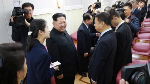 朝鮮領導人專用列車內部曝光，圖中的會議室車廂內擺有數張粉紅色沙發。圖中最右一人是宋濤。