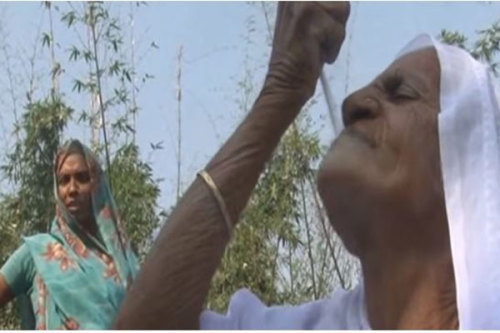 印度老太太每天堅持吃沙土超過60年