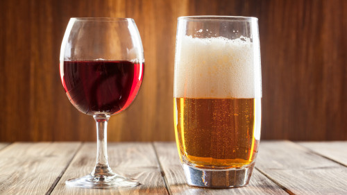 酒精是一種小分子的物質，對肝臟的傷害非常大。
