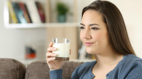 睡前喝點牛奶，牛奶含豐富乳清蛋白，可幫助燃燒脂肪。