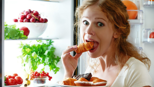 很多人控制不住自己的饮食欲望，加重肾脏排泄负担。