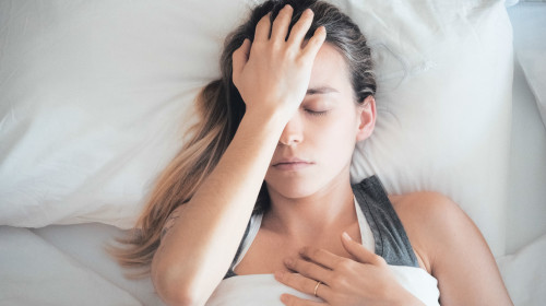 晨起后头痛的原因大多数是因为血液黏稠度高，肾气虚弱。