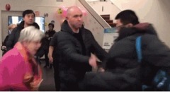 男子狠踹加拿大老人後逃走這是怎麼了(視頻圖)