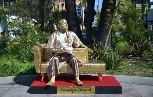 諷刺潛規則選角韋恩斯坦雕像現身奧斯卡頒獎劇院外