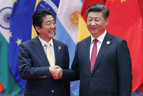 2016年9月4日，习近平（右）与日本首相安倍晋三在杭州与G20峰会握手。
