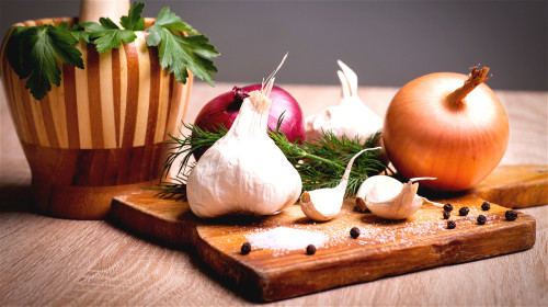 洋蔥和大蒜都是幫助人體清洗血液的好食物，平時可以多加食用。