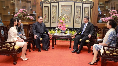 朝鲜领导人金正恩偕夫人李雪主访华，并与中国国家主席习近平夫妇会面