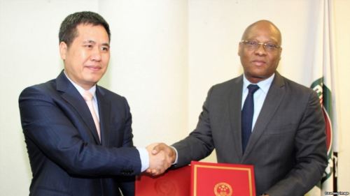 中國駐奈及利亞大使及西非國家經濟共同體大使周平劍和西共體委員會主席讓．克勞德．布魯