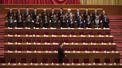 习近平连任新一届国家主席及国家中央军委主席。