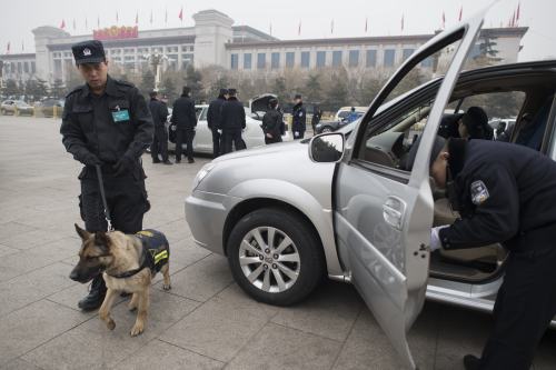 2018年3月3日，中共全国政协商会议开幕之前，警方在会场外搜查车辆。