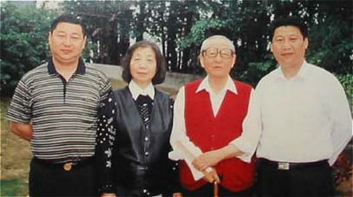 中国国家主席习近平与父亲习仲勋，母亲齐心（右三）和弟弟习远平合影。（图片来源：网络）