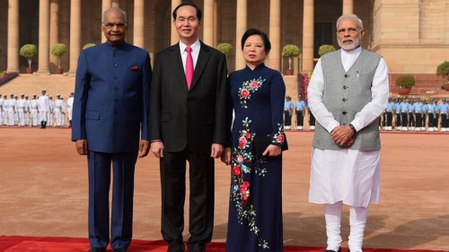 越南國家主席陳大光（左二）伉儷首度至印度進行國是訪問，並受到印度總統拉文德（左）、總理莫迪（右）熱烈歡迎