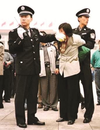 上海市民遭非法抓捕公司：等她回来继续工作