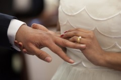 男子十年間結婚六次被控移民欺詐罪(圖)