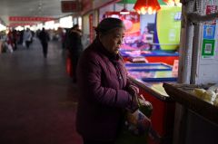 難道我們注定要艱難而孤獨地老去(圖)